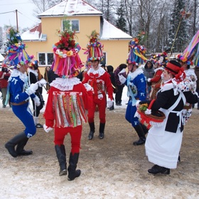 Masopustní průvod maškar lidově zvaný "vostatky" v obci Vortová na Hlinecku.