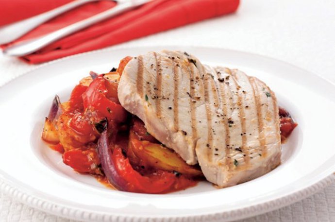 Steak z tuňáka s grilovanou zeleninou vám dodá do těla ty správné tuky