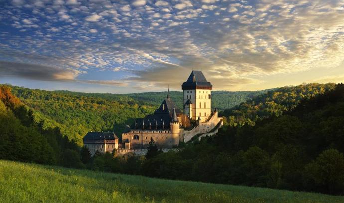 Hrad Karlštejn patří mezi nejkrásnější hrady v Čechách.