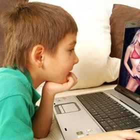 Pozor na to, co děti na notebooku dělají.