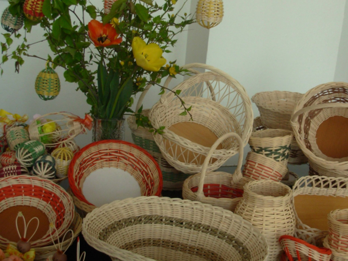 Vyzkoušejte si kromě barvení vajíček či pletení pomlázky třeba i pletení košíků.