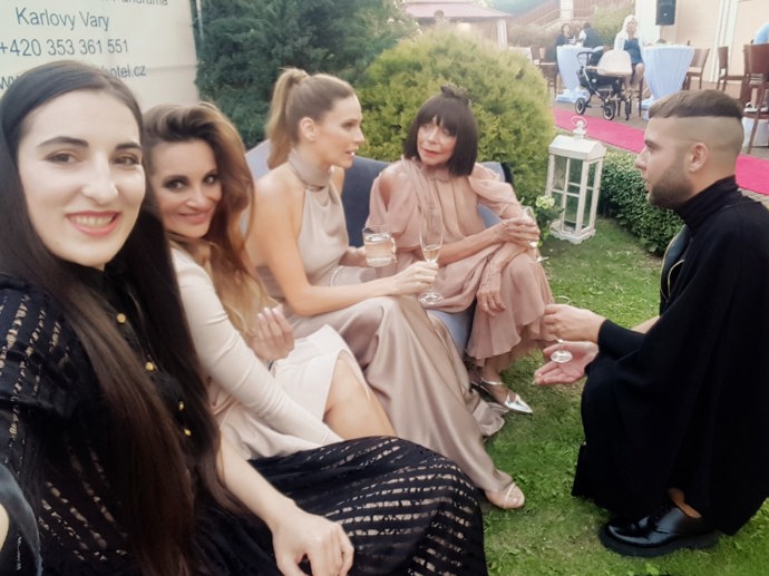 Módní návrhář Michal Marek s přáteli