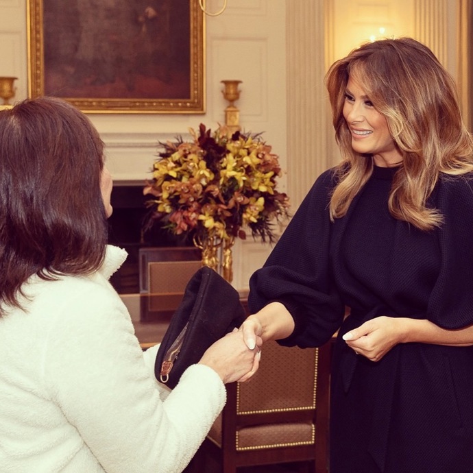 Když je to nutné, Melania se umí vkusně zahalit