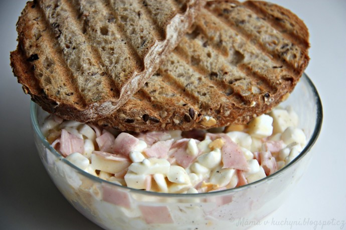 Jablečná pomazánka s hermelínem a celozrnným chlebem