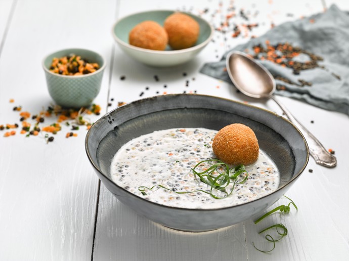 Krémová polévka z barevné čočky, kroketa z čočky a bramborového pyré