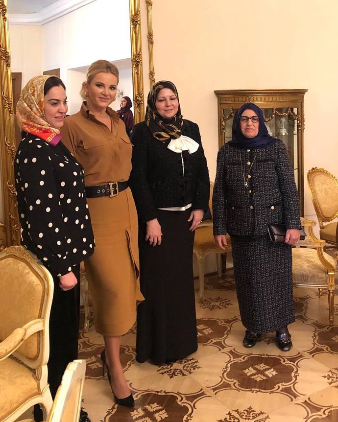 Monika také volí oblečení úměrně prostředí