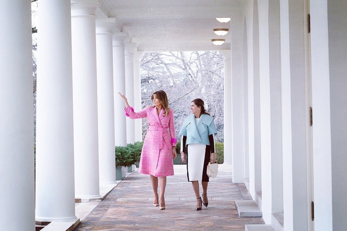 Melania Trump ve slušivém růžovém kabátku