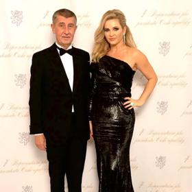 Monice černé společenské šaty velmi sluší