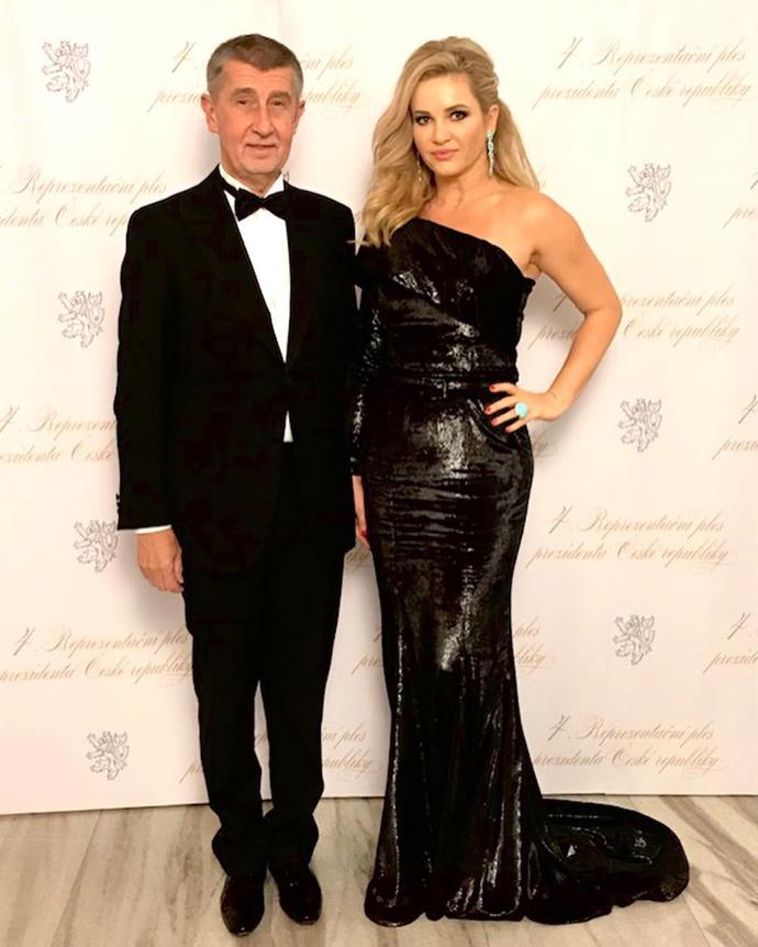 Monice černé společenské šaty velmi sluší