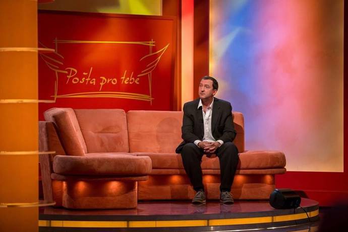 Luďan se dostane do Pošty pro tebe, kde se poprvé setká se svým předělaným bratrem na ženu