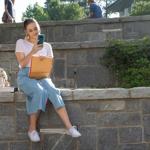 Mladá studentka se zamiluje do temného chlapce.