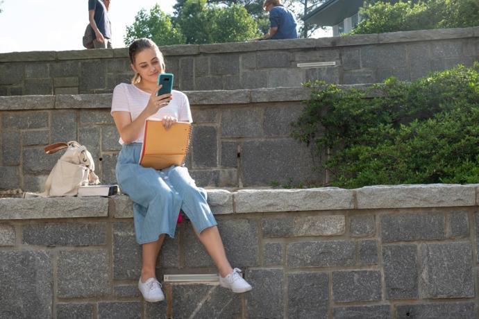 Mladá studentka se zamiluje do temného chlapce.