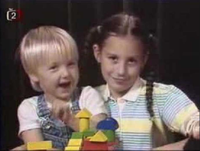 Agáta Hanychová Prachařová ve znělce k pořadu Pozor, jdou k vám kuřátka!