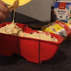 Těsto přendejte do vymazané a vysypané formy, pokud máte silikonovou, vymazávat ji nemusíte.