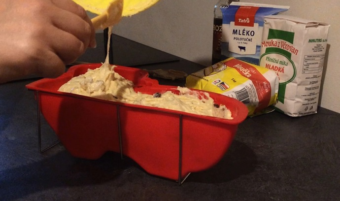 Těsto přendejte do vymazané a vysypané formy, pokud máte silikonovou, vymazávat ji nemusíte.