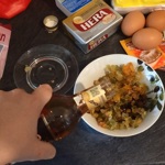 Rozinky a kandovanou citrusovou kůru nechte nasáknout rumem.