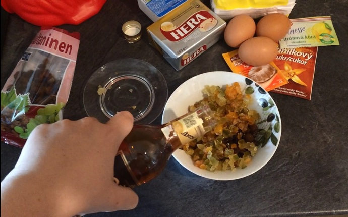 Rozinky a kandovanou citrusovou kůru nechte nasáknout rumem.