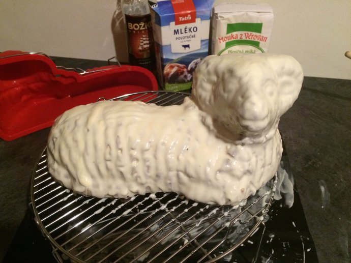 Nakonec beránka přelijte polevou.