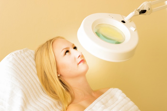 Na začátku jara je také vhodné podstoupit chemický peeling, který sjednotí pokožku, zlepší její strukturu a pleť po něm vypadá jasná a zdravá.