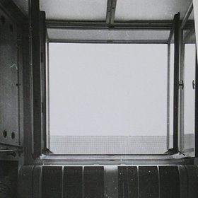 Detailní pohled na okno, ze kterého byla Masaryk nejspíš násilně vystrčen