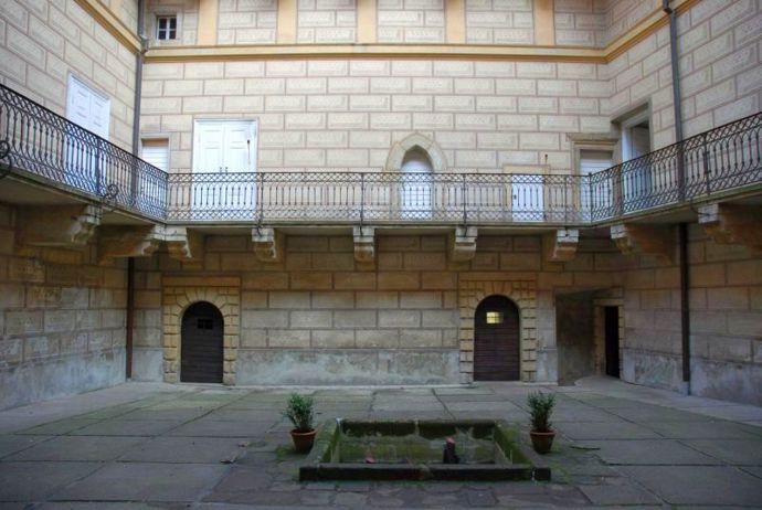 Hrad Houska se nachází nedaleko České Lípy ve východní části kokořínských lesů.