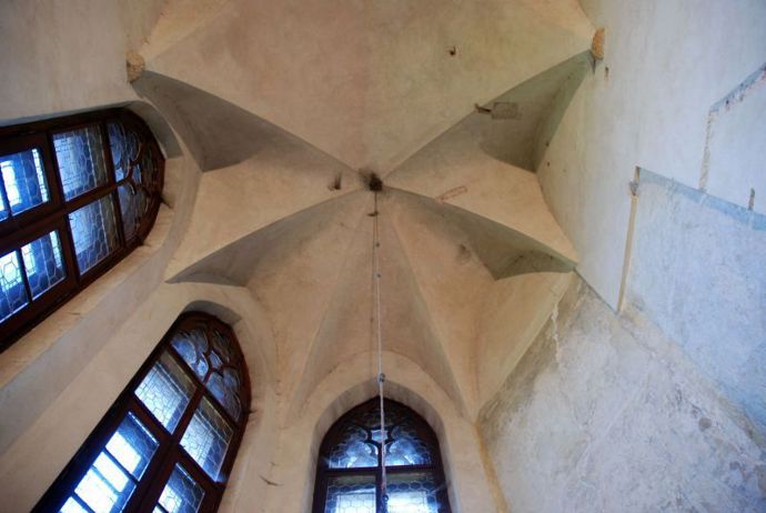 Díra do samotného nitra pekla byla podle pověstí zasypána, několikrát neúspěšně, a na ní vystavěn tento hrad jako strážce mezi světem a zlem skrývajícím se pod ním.