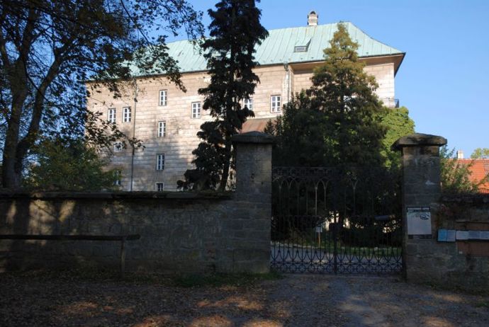 Tento tajemný hrad zaujme návštěvníky především pověstí o průrvě do pekla a o odsouzenci, který do ní byl spuštěn.