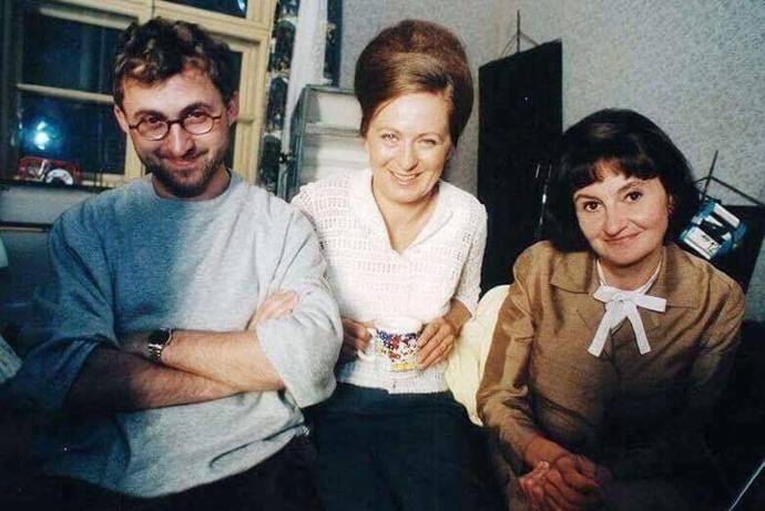Jan Hřebejk, Eva Holubová a Simona Stašová při  natáčení Pelíšků