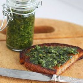 Pestem si můžete natřít jak topinku tak třeba opraženou bagetu