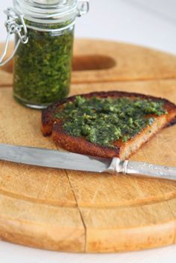 Pestem si můžete natřít jak topinku tak třeba opraženou bagetu