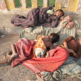 Takto žijí děti v indickém Dillí.