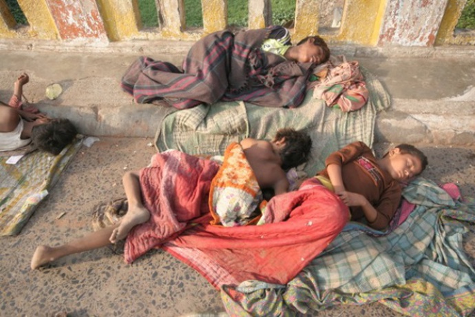 Takto žijí děti v indickém Dillí.