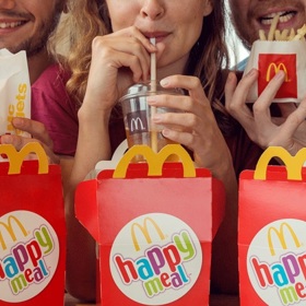 Autorkou nápadu zařazení dětského menu do nabídky McDonald´s se v polovině 70. let minulého století stala Yolanda Fernández de
Cofiño, která svému manželovi pomáhala řídit jednu z restaurací v Guatemale