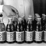 Kofola ve skleněných lahvích.