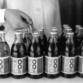 Kofola ve skleněných lahvích.