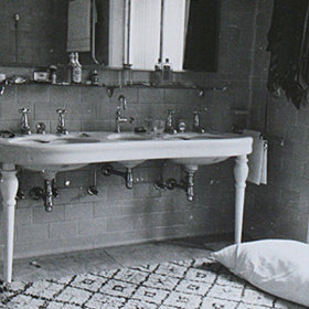 V koupelně se pod oknem a ve vaně našly polštáře z ložnice