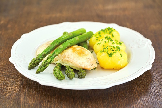 Kuřecí prso zapečené se sýrem, chřest a brambory