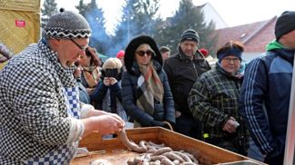 Zruční řezníci Tomáš Hudera, Michal Kovařík, mistr škvarkař Radomír Sekyra a jejich pomocníci připraví jitrnice, prejty, polévky, sulc, tlačenku, guláš, škvarky a další nejen zabijačkové dobroty.