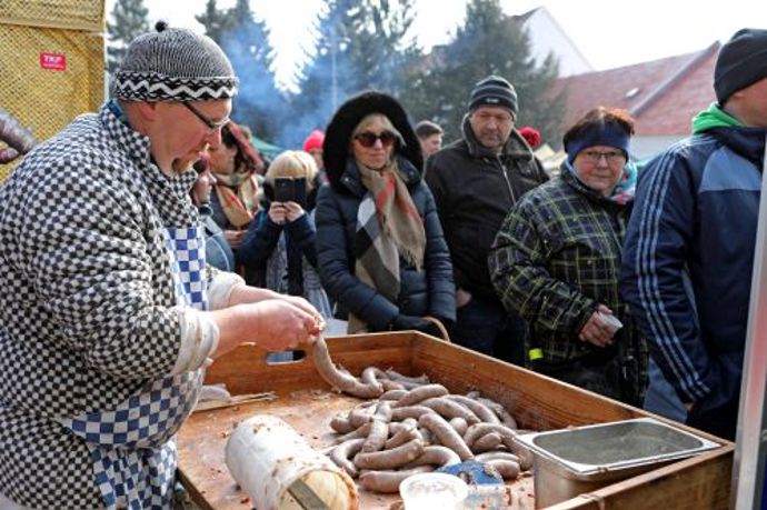 Zruční řezníci Tomáš Hudera, Michal Kovařík, mistr škvarkař Radomír Sekyra a jejich pomocníci připraví jitrnice, prejty, polévky, sulc, tlačenku, guláš, škvarky a další nejen zabijačkové dobroty.