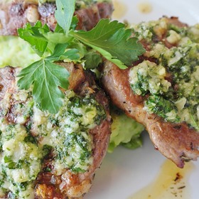 Jehněčí kotleta a takové pesto z medvědího česneku nemá chybu