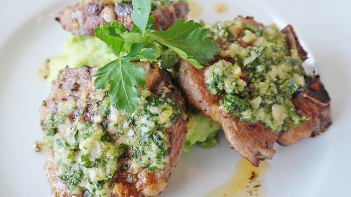 Jehněčí kotleta a takové pesto z medvědího česneku nemá chybu