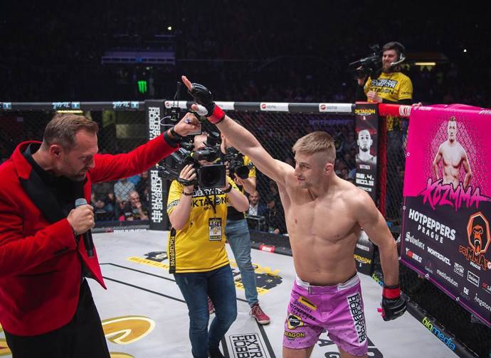 Ondra v kleci se zápasníkem MMA