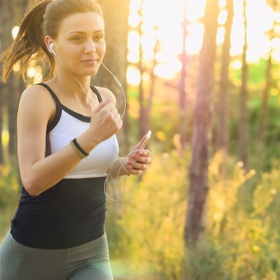 Se správně zvolenou sportovní podprsenkou nejenže prsa zůstanou na místě, bez odřenin a otlaků, ale také budou pevnější až do vyššího věku.