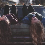 „Člověk umírá tolikrát, kolikrát ztratil přítele.“ - Roger Bacon