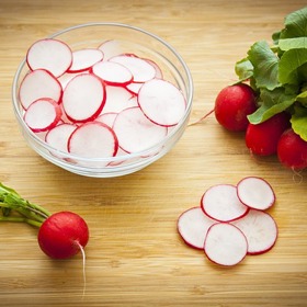 Ředkvičky sice koupíte po celý rok, ale nejchutnější jsou na jaře.