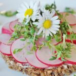 Chleba s ředkvičkou je dokonalou jarní svačinkou.