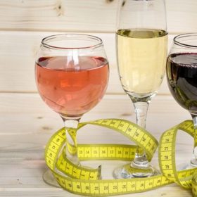 Několik panáků tvrdého alkoholu raději nahraďte skleničkou suchého bílého vína a doplňte ji sklenicí čisté vody, která se nezapočítává do pitného režimu. 