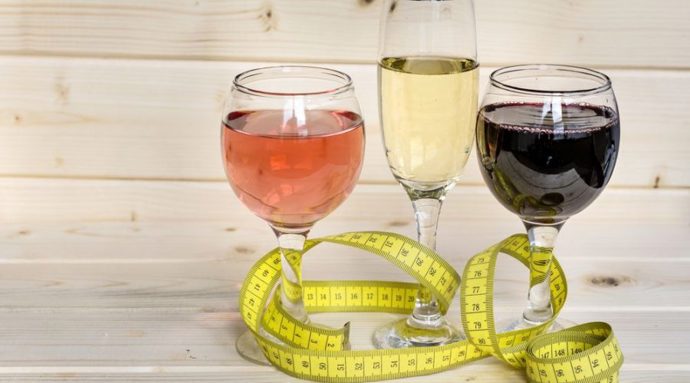 Několik panáků tvrdého alkoholu raději nahraďte skleničkou suchého bílého vína a doplňte ji sklenicí čisté vody, která se nezapočítává do pitného režimu. 