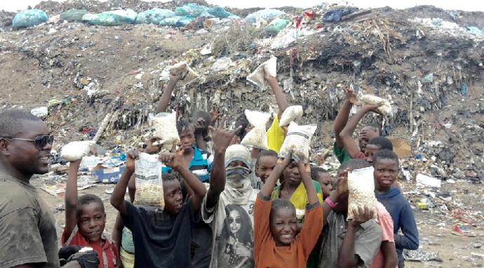 Děti žijí na skládkách.