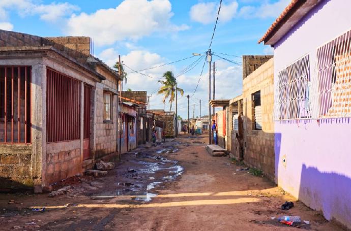 Špína v Maputu vás vyděsí na dlouho.